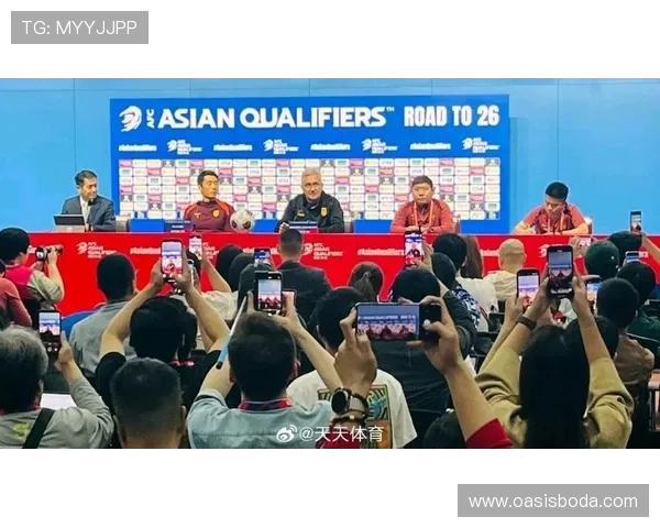 中国记者深入采访足球明星探讨职业生涯与未来发展之路