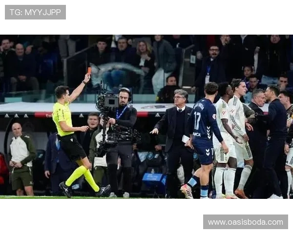 内马尔因不满判罚情绪失控踢裁判引发争议与讨论